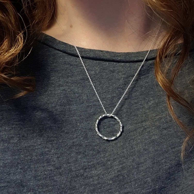 Silverhalsband Twine närbild på person