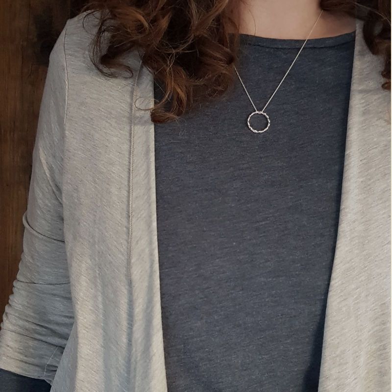 Silverhalsband Twine på person