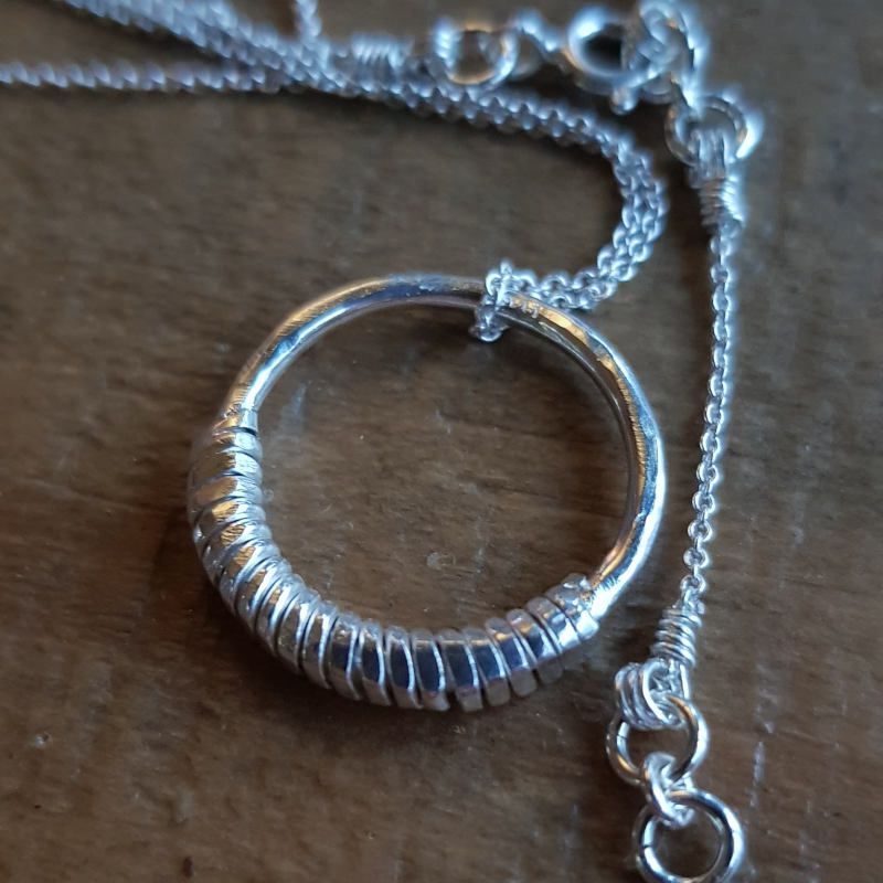 Silverhalsband Weave, detaljbild hänge & kedja
