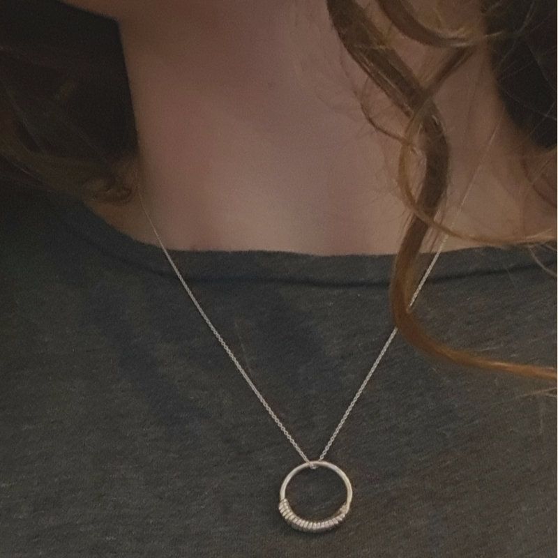 Silverhalsband Weave på person