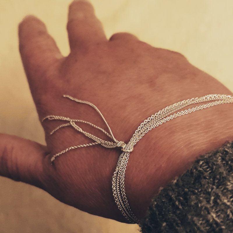 Silverarmband Feathers Delight på person