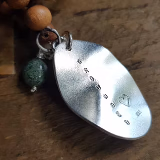 Mala halsband Grounded ljus sandelträ