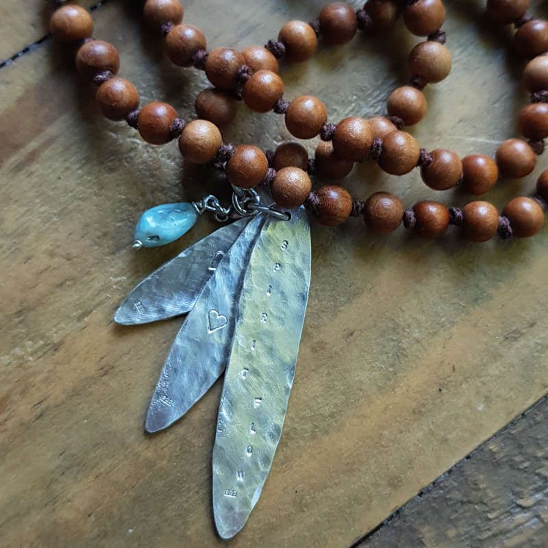 Mala Spirit Flow ljus sandelträ, närbild silverhänge