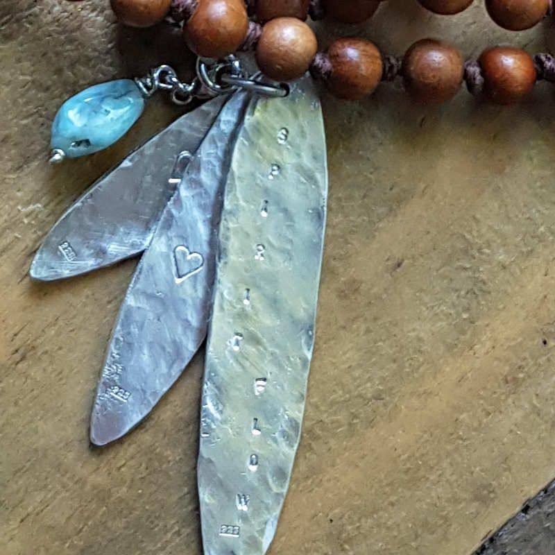 Mala Spirit Flow ljus sandelträ, närbild silverhänge