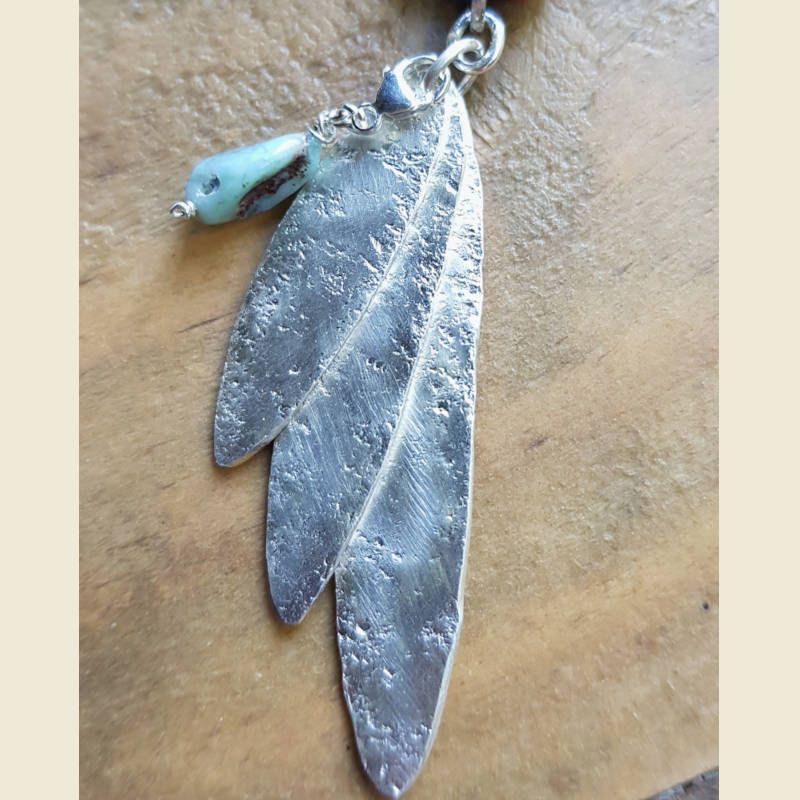 Mala Spirit Flow ljus sandelträ, närbild silverhänge