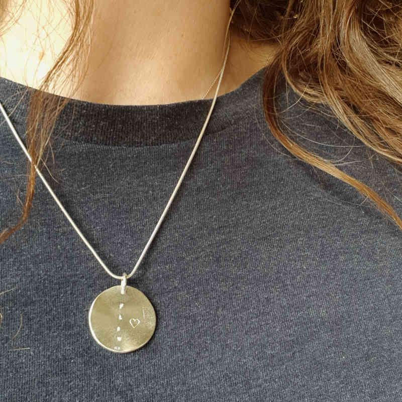 Yogahalsband silver Flow på person