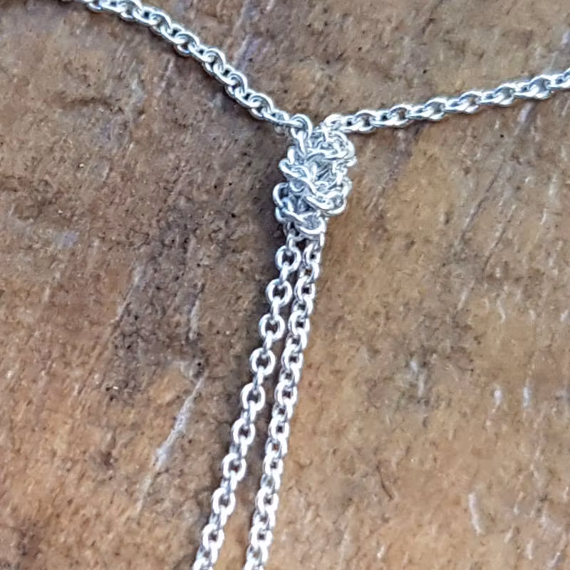 Silverhalsband Simple & Sweet long, närbild knut
