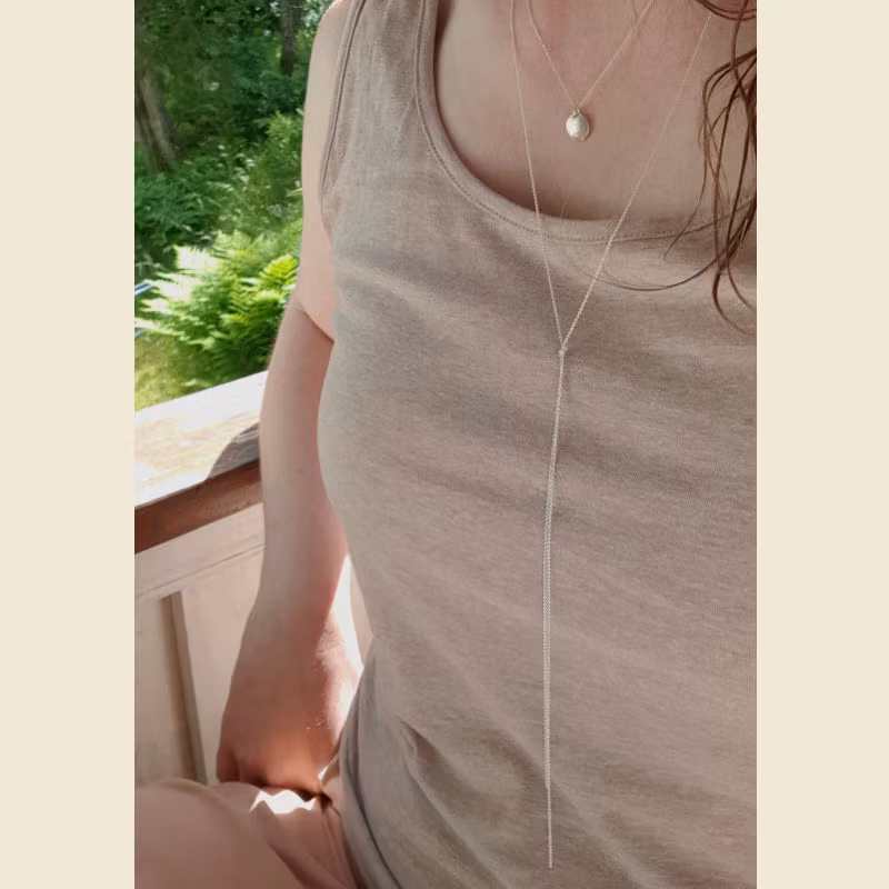Silverhalsband Simple & Sweet long tillsammans med silverhalsband La Luna Grace på person.