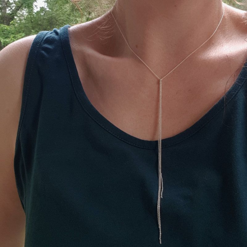 Silverhalsband Simple & Sweet short på person