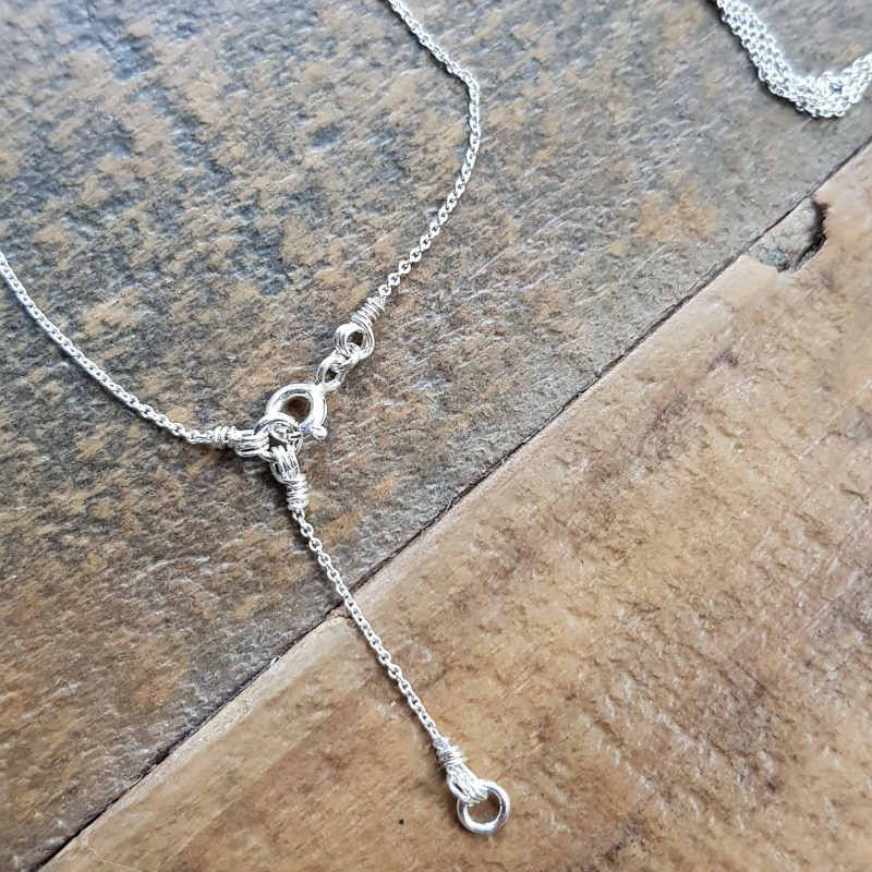 Silverhalsband Simple & Sweet short, detaljbild vid lås. Halsbandet  går att variera mellan två olika längdlägen.