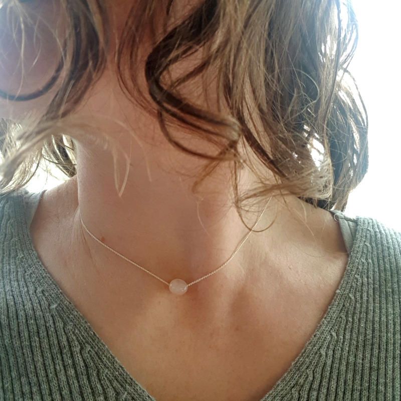 Exempelbild. Silverhalsband Tiny pebbles rosenkvarts vid kort läge på person