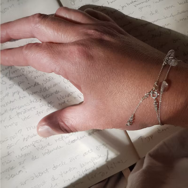 Silversmycke Tiny pebbles bergkristall som armband på person