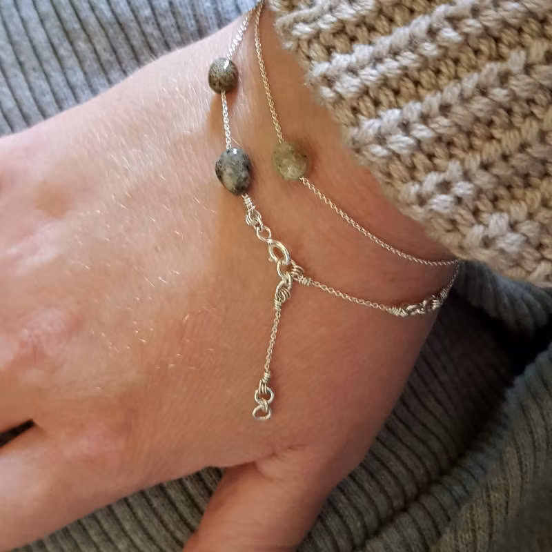 Exempelbild. Silversmycke Tiny pebbles jordig agat som armband på person