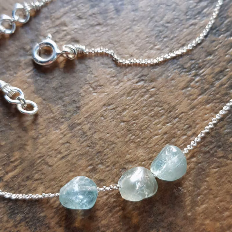 Silversmycke Tiny pebbles apatit, detaljbild