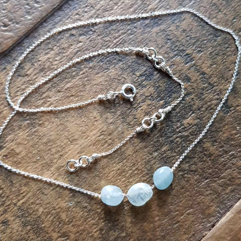 Silversmycke Tiny pebbles akvamarin