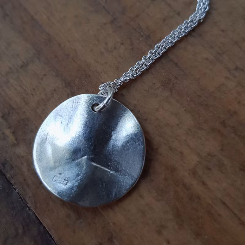 Silverhalsband Reflection, detaljbild silverhänge baksida.