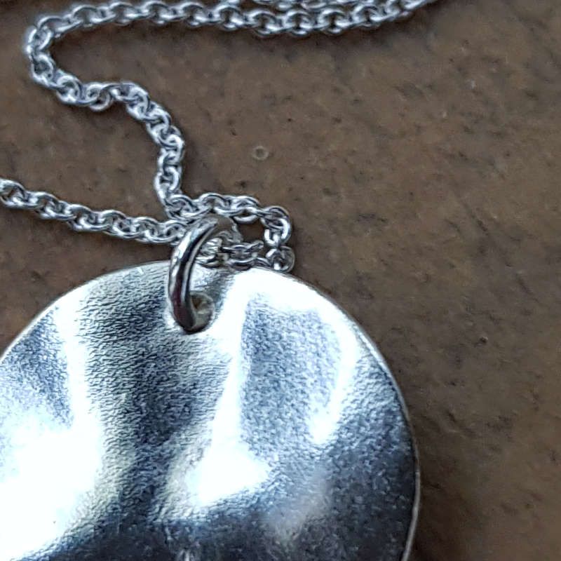 Silverhalsband Reflection big, detaljbild silverhänge