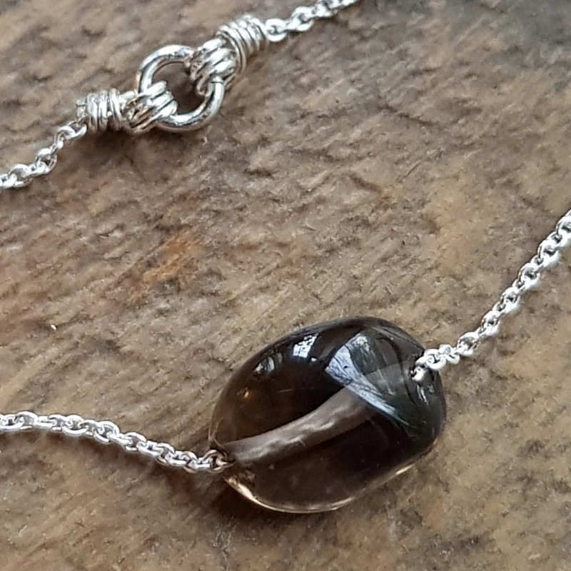 Silverhalsband Tiny pebbles rökkvarts sten 2, detaljbild sten