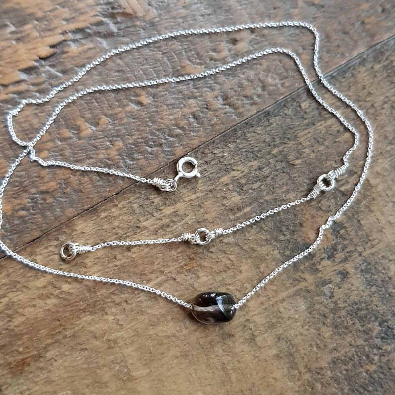 Silverhalsband Tiny pebbles rökkvarts sten2