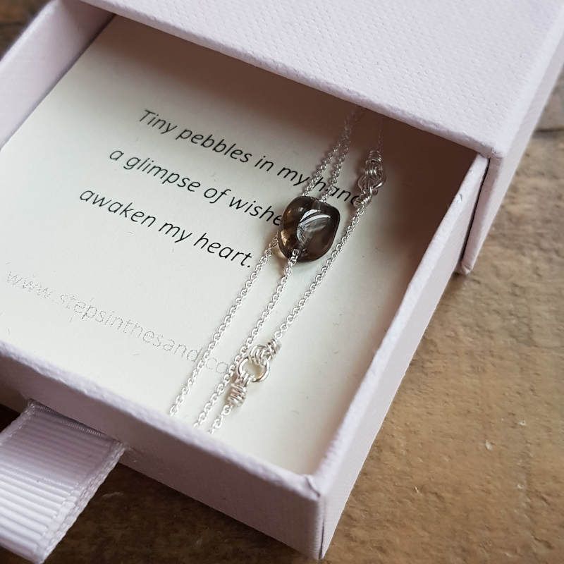 Silverhalsband Tiny pebbles rökkvarts sten 2 i smyckeask