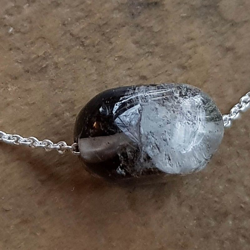Silverhalsband Tiny pebbles rökkvarts sten 3, detaljbild sten