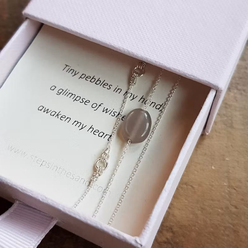 Silverhalsband Tiny pebbles dimgrå månsten i smyckeask