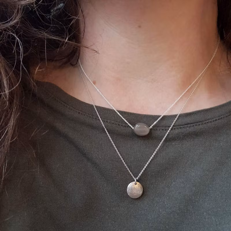 Silverhalsband Tiny pebbles dimgrå månsten & silverhalsband La Luna grace på person