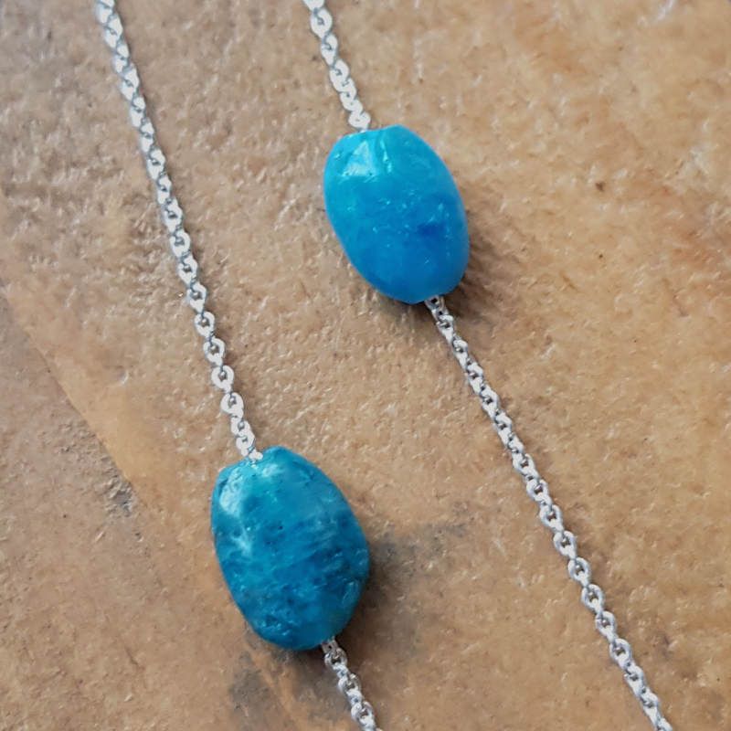 Silverhalsband Tiny pebbles apatit. finns i två exemplar
