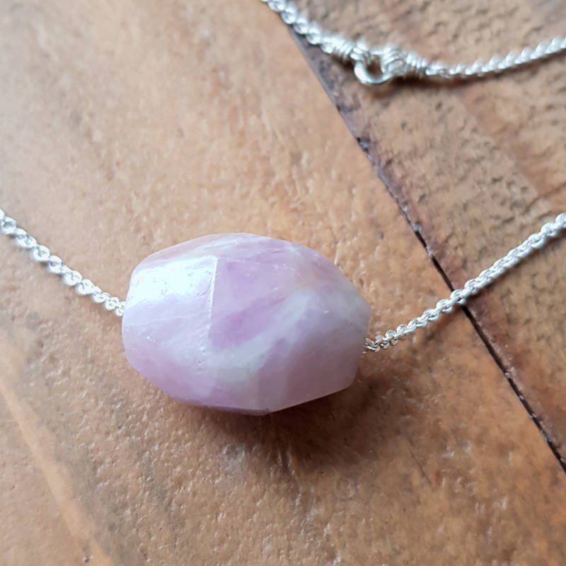 Silverhalsband Spirit Stone Kunzit detaljbild sten