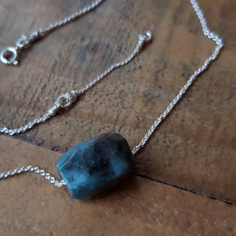 Silverhalsband Spirit Stone melerad apatit, detaljbild sten