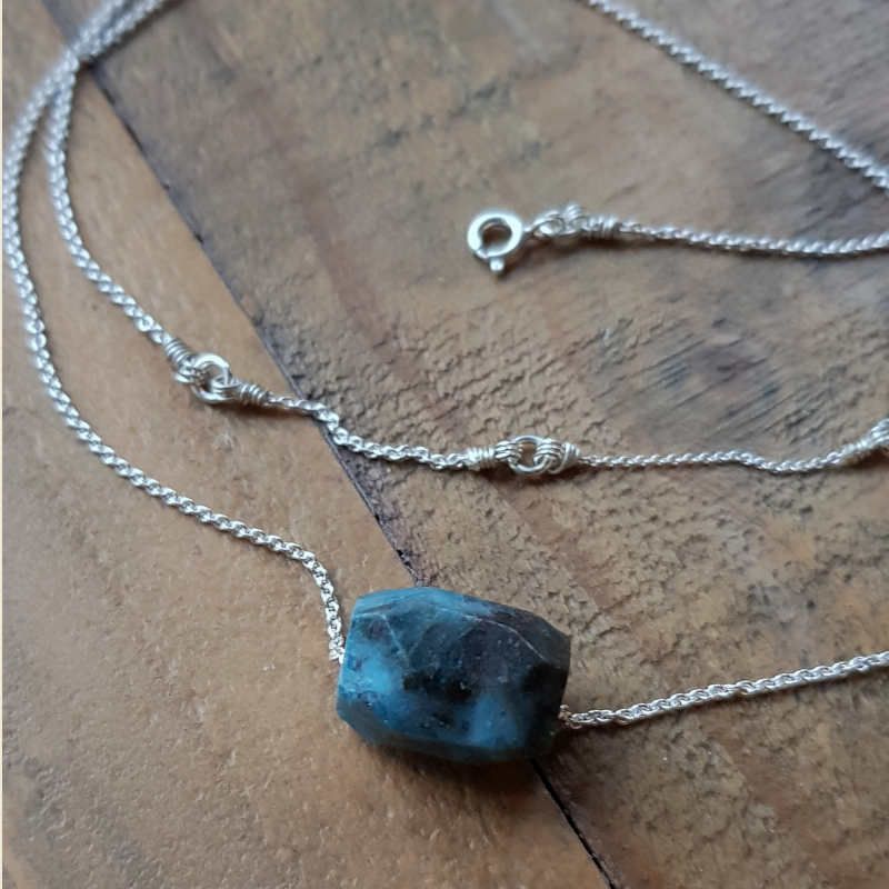 Silverhalsband Spirit Stone melerad apatit