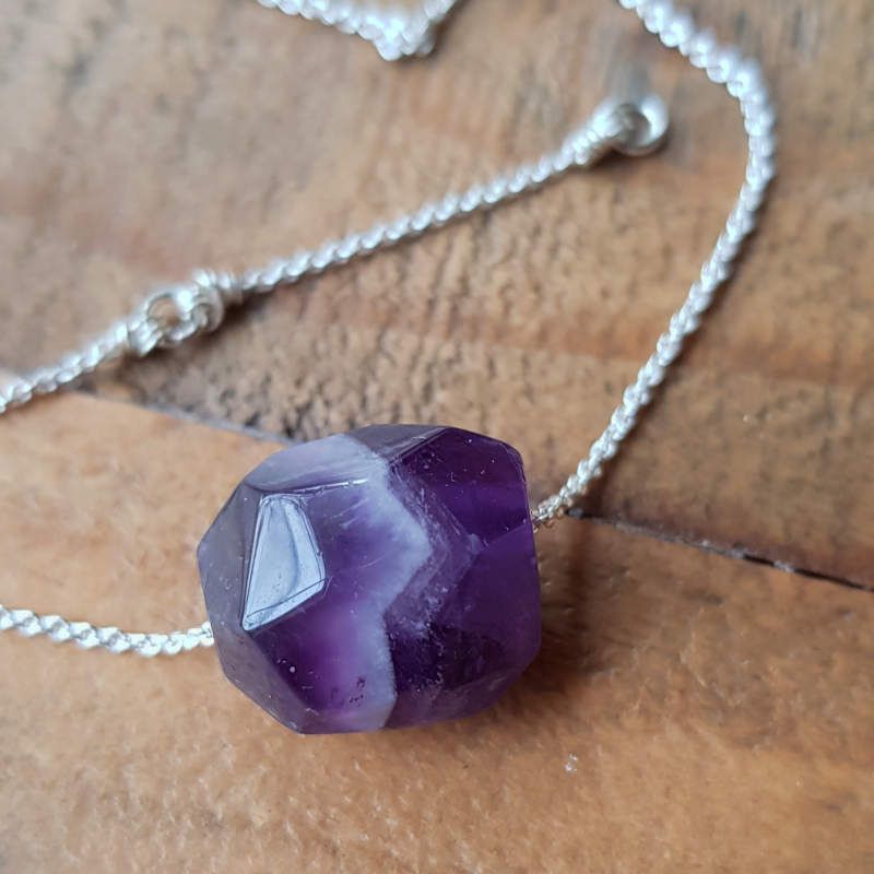 Silverhalsband Spirit Stone ametist, detaljbild sten1med markerat vitt penseldrag