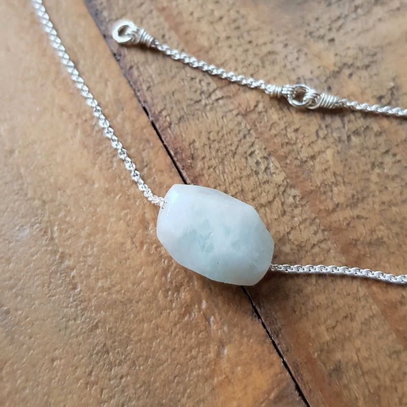 Silverhalsband Spirit Stone akvamarin mini, detaljbild sten