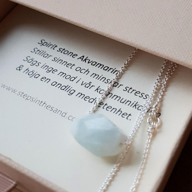 Silverhalsband Spirit Stone akvamarin mini i smyckesask