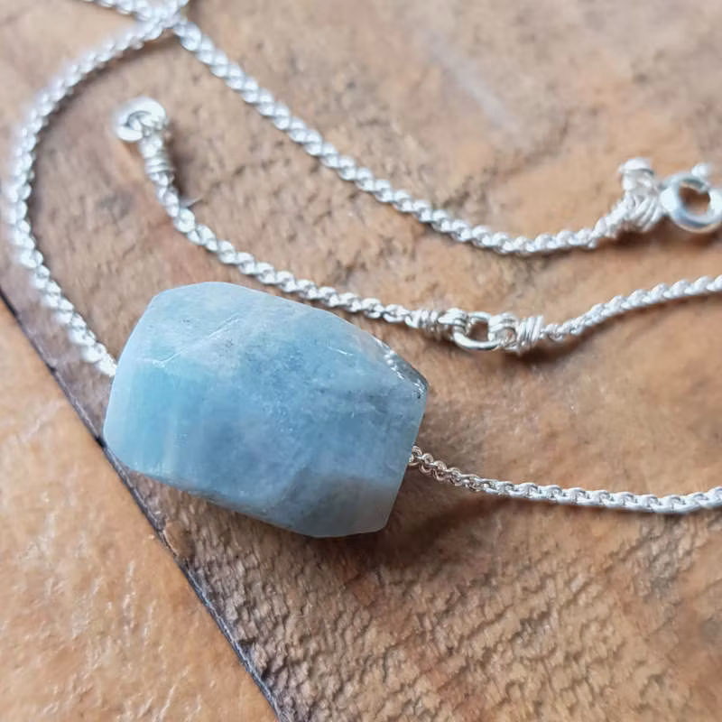 Silverhalsband Spirit Stone Akvamarin, detaljbild sten