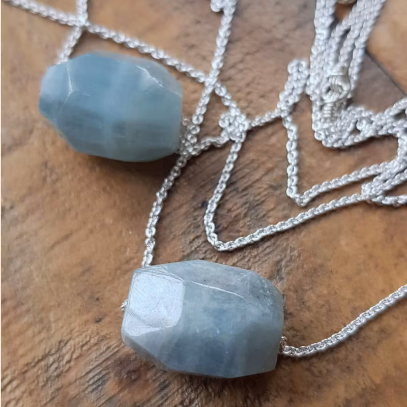 Silverhalsband Spirit Stone Akvamarin, detaljbild stenar