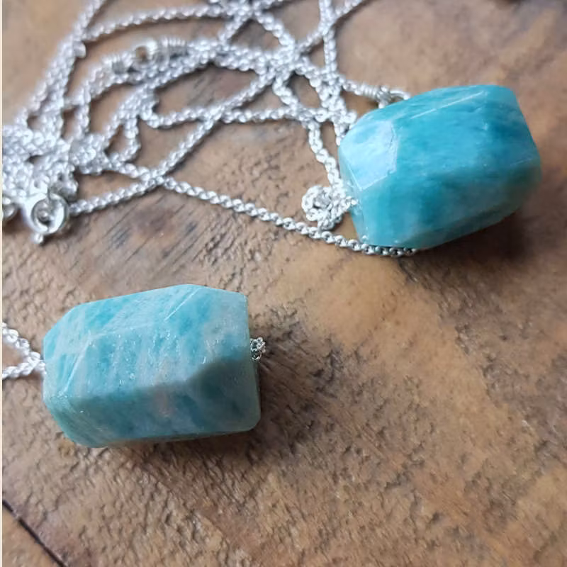 Silverhalsband Spirit Stone Amazonit, detaljbild stenar