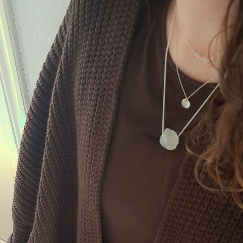 Silverhalsband Spirit Stone Bergkristall tillsammans med silverhalsband La Luna grace & silversmycke Tiny pebbles bergkristall på person.