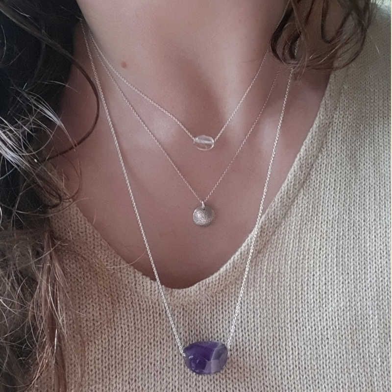 Silverhalsband Spirit Stone Ametist tillsammans med silverhalsband La Luna grace & Tiny pebbles bergkristall på person.