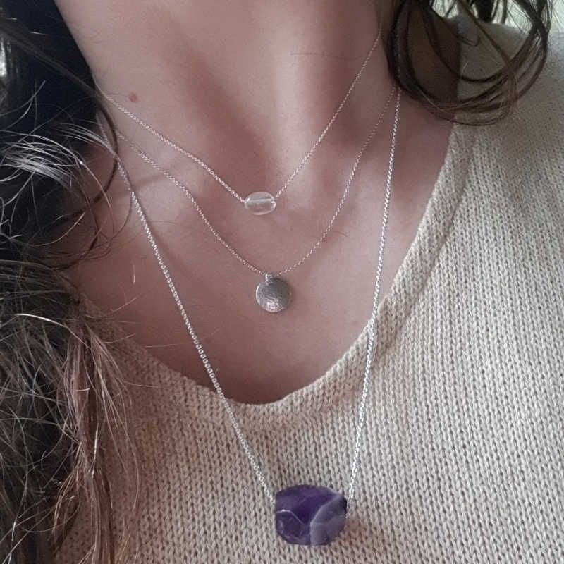 Silverhalsband Spirit Stone Ametist tillsammans med silverhalsband La Luna grace & Tiny pebbles bergkristall på person.