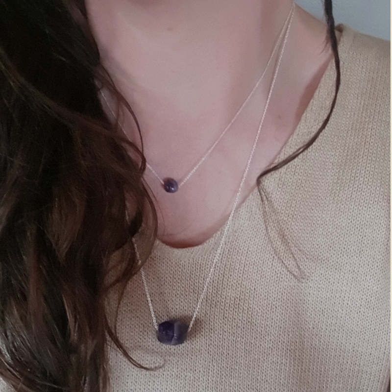Silverhalsband Spirit Stone Ametist tillsammans med silverhalsband Tiny pebbles Ametist på person.