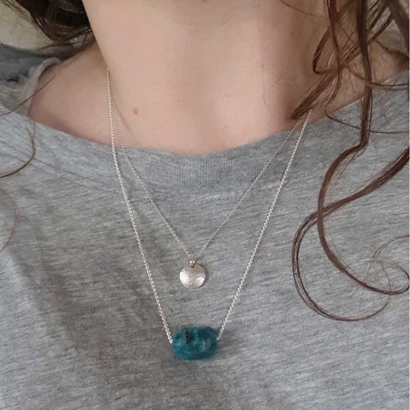 Silverhalsband Spirit Stone Apatit tillsammans med silverhalsband La Luna grace på person.