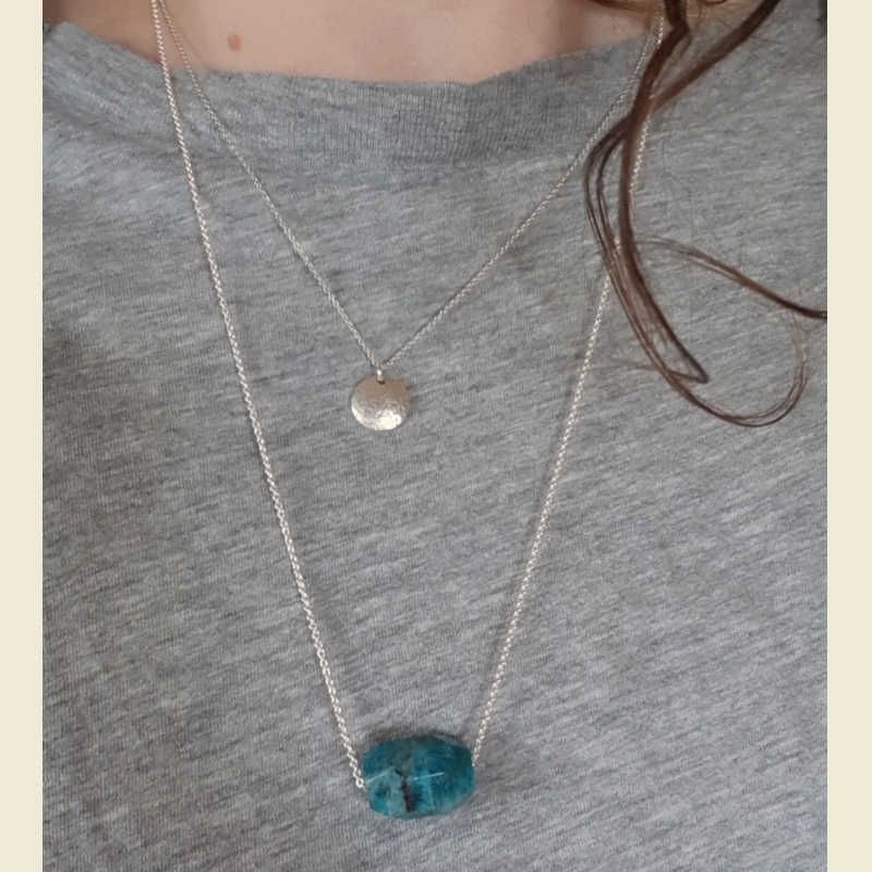 Silverhalsband Spirit Stone Apatit tillsammans med silverhalsband La Luna grace på person.