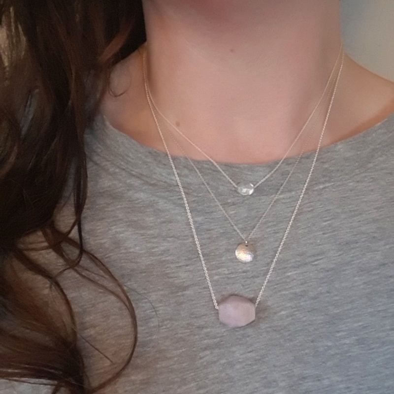 Silverhalsband Spirit Stone Kunzit tillsammans med silverhalsband La Luna grace & Tiny pebbles bergkristall på person.
