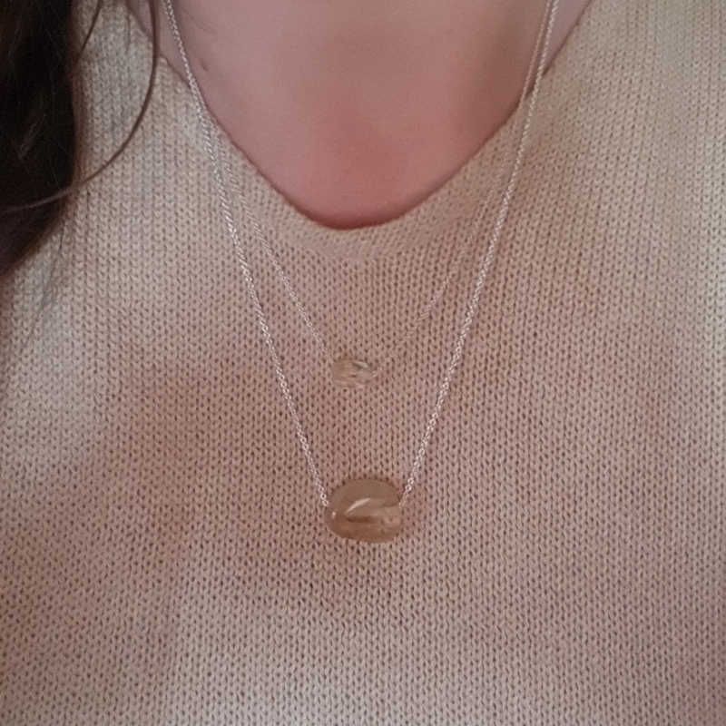 Silverhalsband Tiny pebbles Citrin tillsammans med silverhalsband Spirit Stone Citrin på person.
