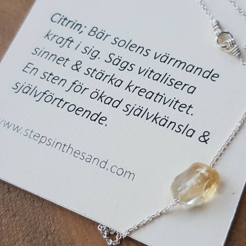 En beskrivning av kristallens egenskaper finns på baksidan av kortet i smyckesasken.