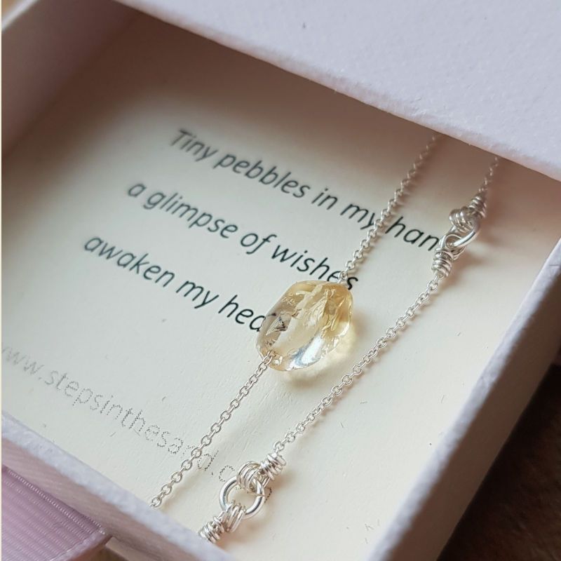 Silverhalsband Tiny pebbles Citrin i smyckesask.