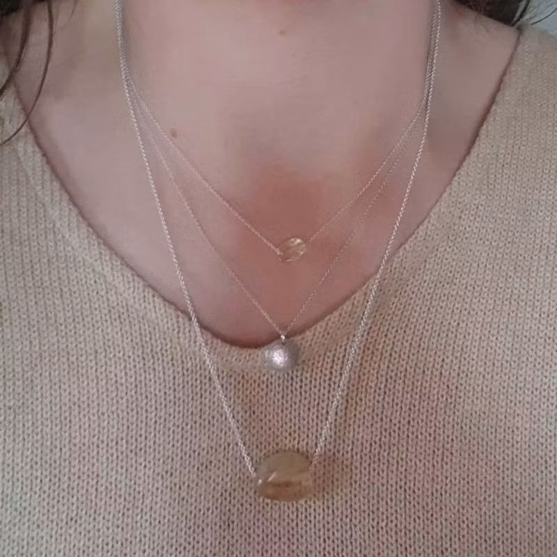Kristallhalsband Spirit Stone Citrin tillsammans med Tiny pebbles citrin & silverhalsband La Luna grace på person