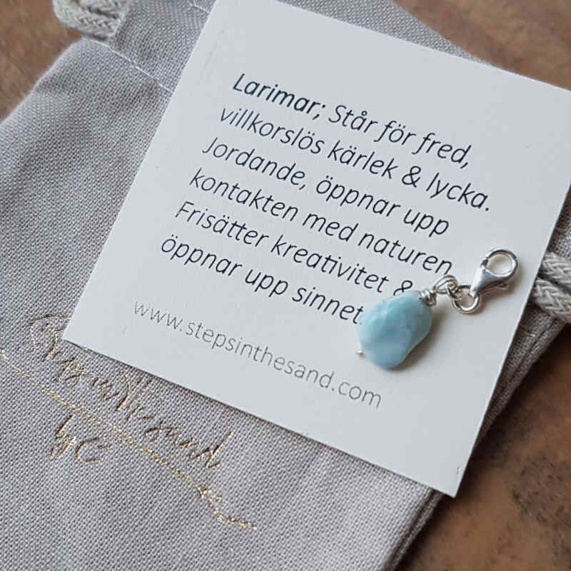 Varje berlock skickas i en vacker liten smyckespåse av eco-bomull.