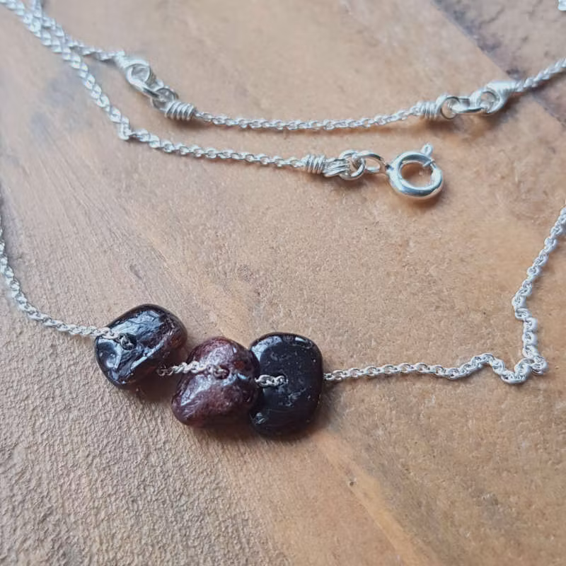 Silverhalsband månadssten januari; granat.